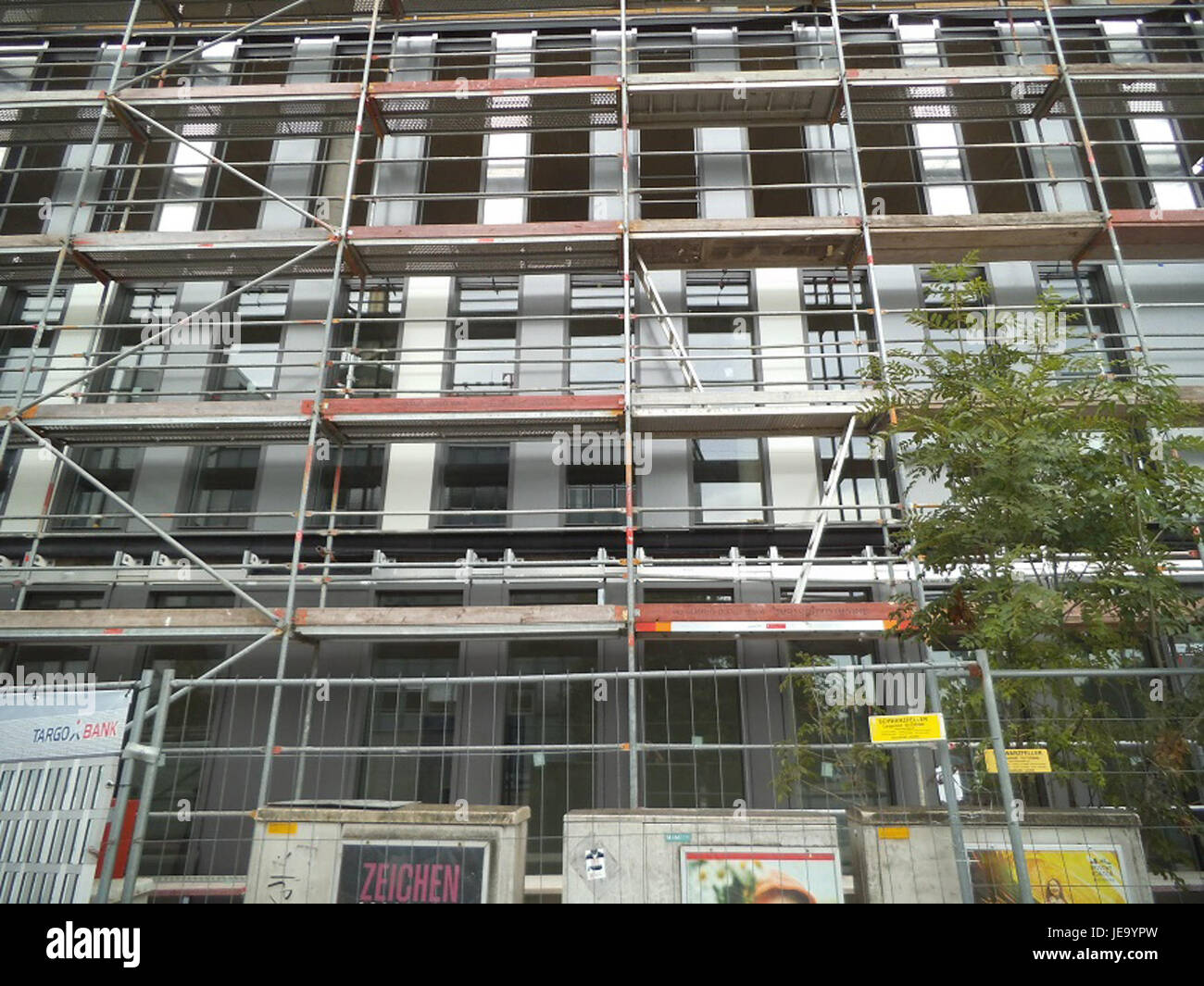 Il quartiere Targobankquartier di Duisburg è un importante quartiere commerciale e di uffici della città. Questo moderno sviluppo presenta un'architettura contemporanea e funge da fulcro per le aziende e le istituzioni finanziarie della regione. Foto Stock