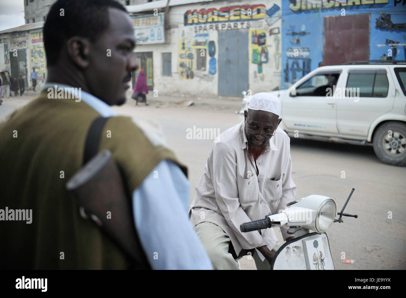 Un'immagine del 3 maggio 2013, che mostra un posto di controllo della polizia, con agenti impegnati in compiti di applicazione della legge, monitoraggio del traffico e garanzia della sicurezza pubblica. Foto Stock