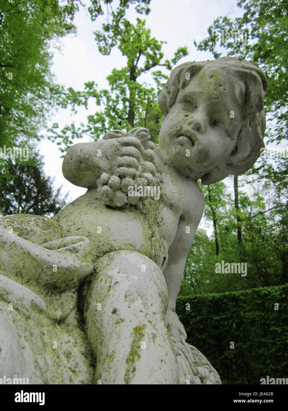 Una fotografia scattata il 4 maggio 2013 nello Schlossgarten Schwetzingen, un giardino storico a Schwetzingen, Germania. L'immagine evidenzia il design paesaggistico e le caratteristiche classiche del giardino del parco. Foto Stock