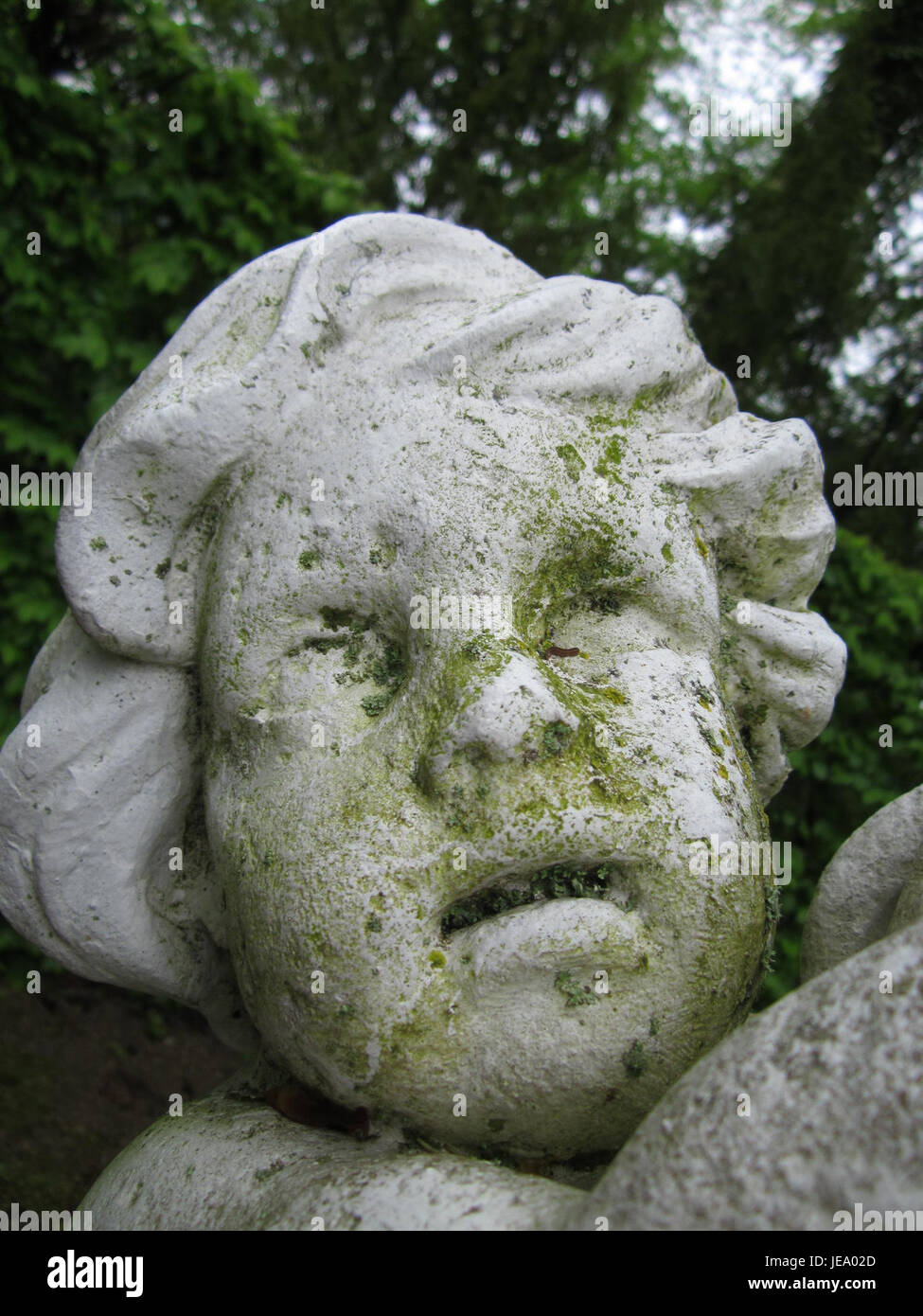 Schlossgarten Schwetzingen è un giardino storico situato a Schwetzingen, Germania. Conosciuto per la sua ampia disposizione e il design barocco, il giardino presenta fontane, sculture e una varietà di piante ornamentali. Foto Stock