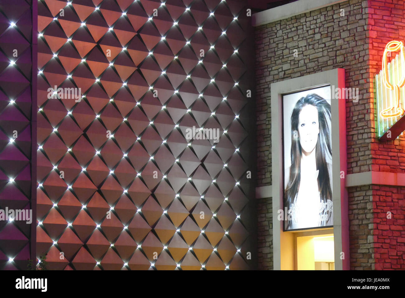 Questa immagine mostra il Solana Lifestyle Shopping Park a Maizidian, Pechino, scattato il 25 settembre 2014. Il parco commerciale è un moderno spazio commerciale che offre una varietà di negozi, ristoranti e divertimenti in una vivace area urbana. Foto Stock