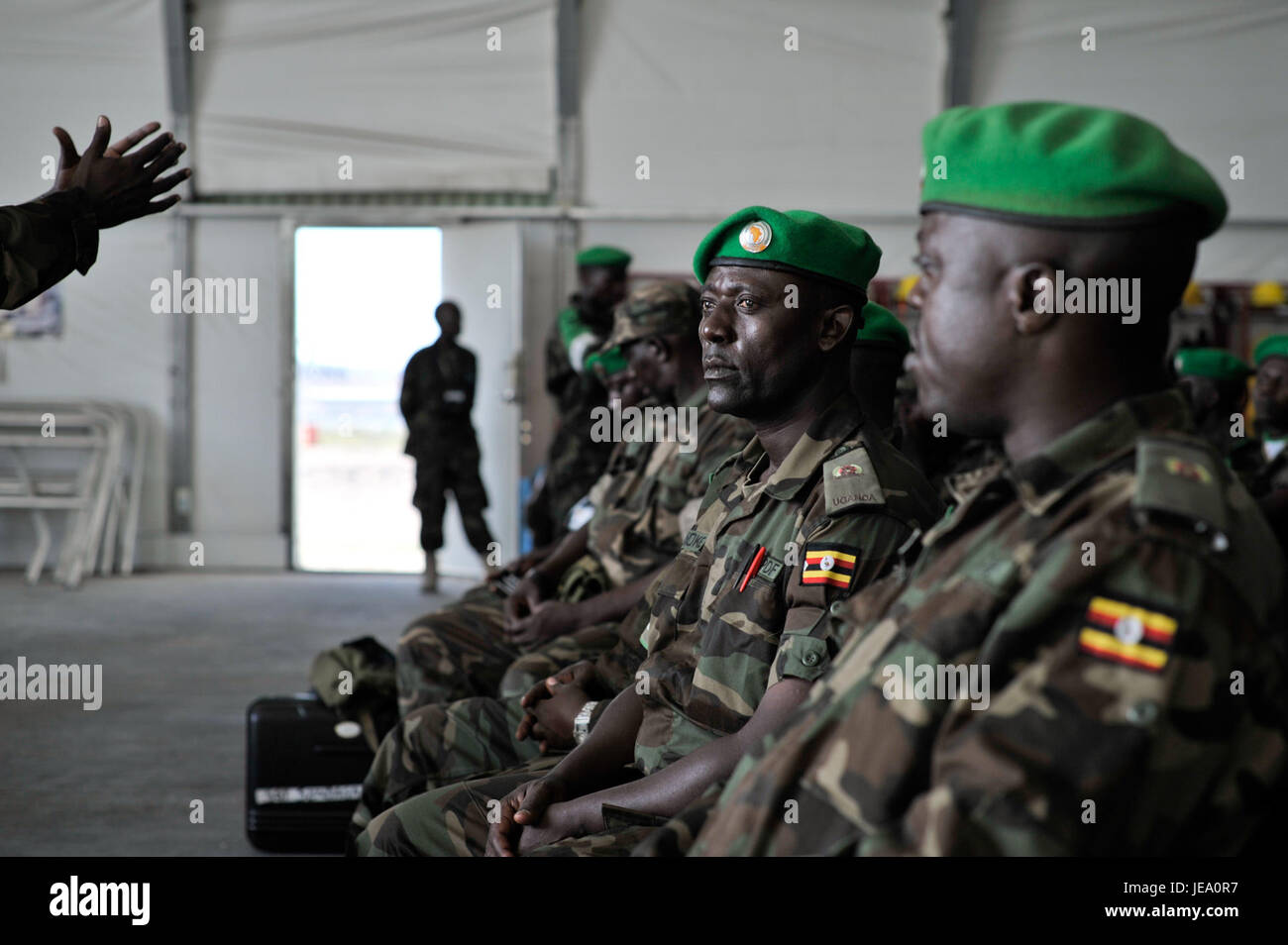 L'immagine intitolata "rotazione ugandese F" cattura il personale militare durante una rotazione in Uganda, evidenziando il loro coinvolgimento nel mantenimento della pace e negli sforzi umanitari. Foto Stock