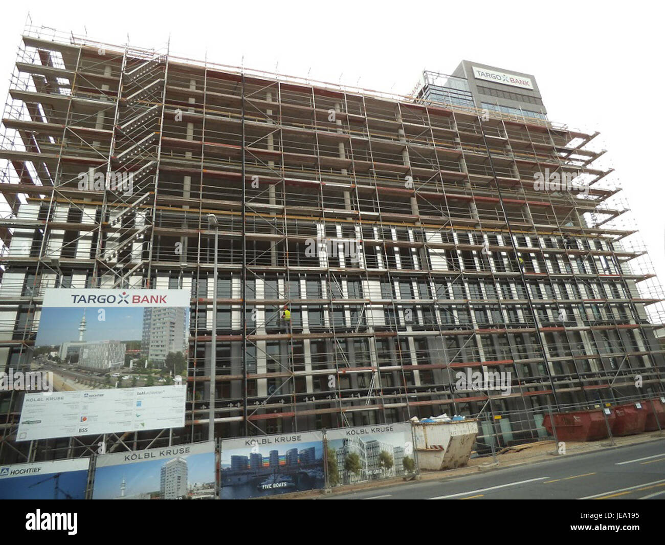 Questa immagine mostra il quartiere Targobankquartier di Duisburg, Germania, che mostra l'architettura moderna del complesso di uffici. La struttura è una caratteristica importante nel quartiere degli affari della città, evidenziando lo sviluppo urbano e il design moderno a Duisburg. Foto Stock