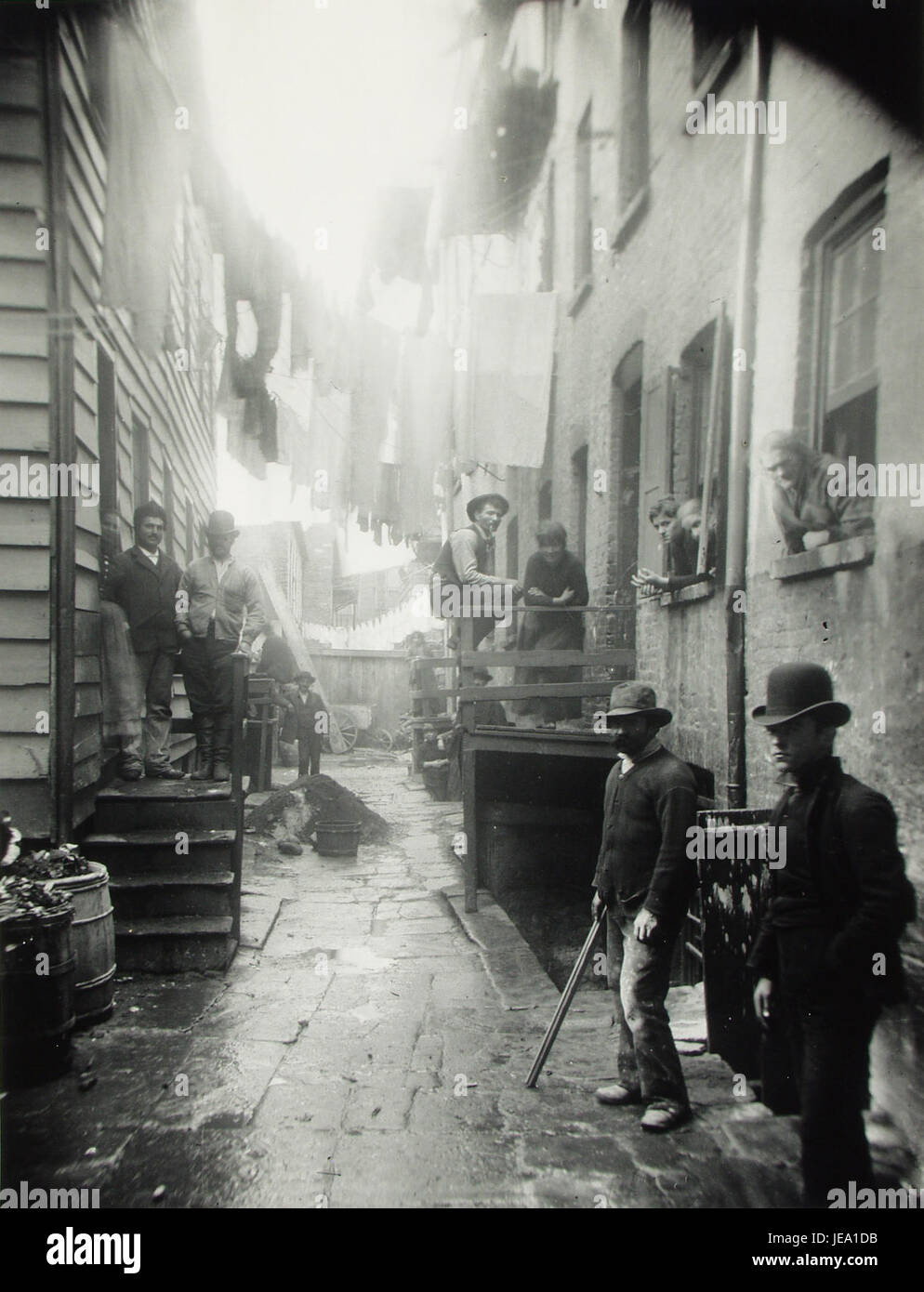 "Bandit's Roost", una fotografia di Jacob Riis, cattura la vita di individui poveri nei bassifondi di New York durante la fine del XIX secolo, evidenziando la disuguaglianza sociale. Foto Stock