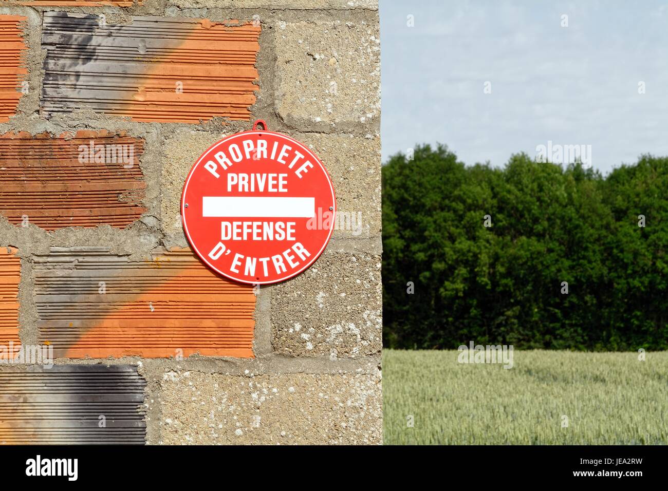 La proprietà privata segno su una fattoria francese edificio Francia Foto Stock