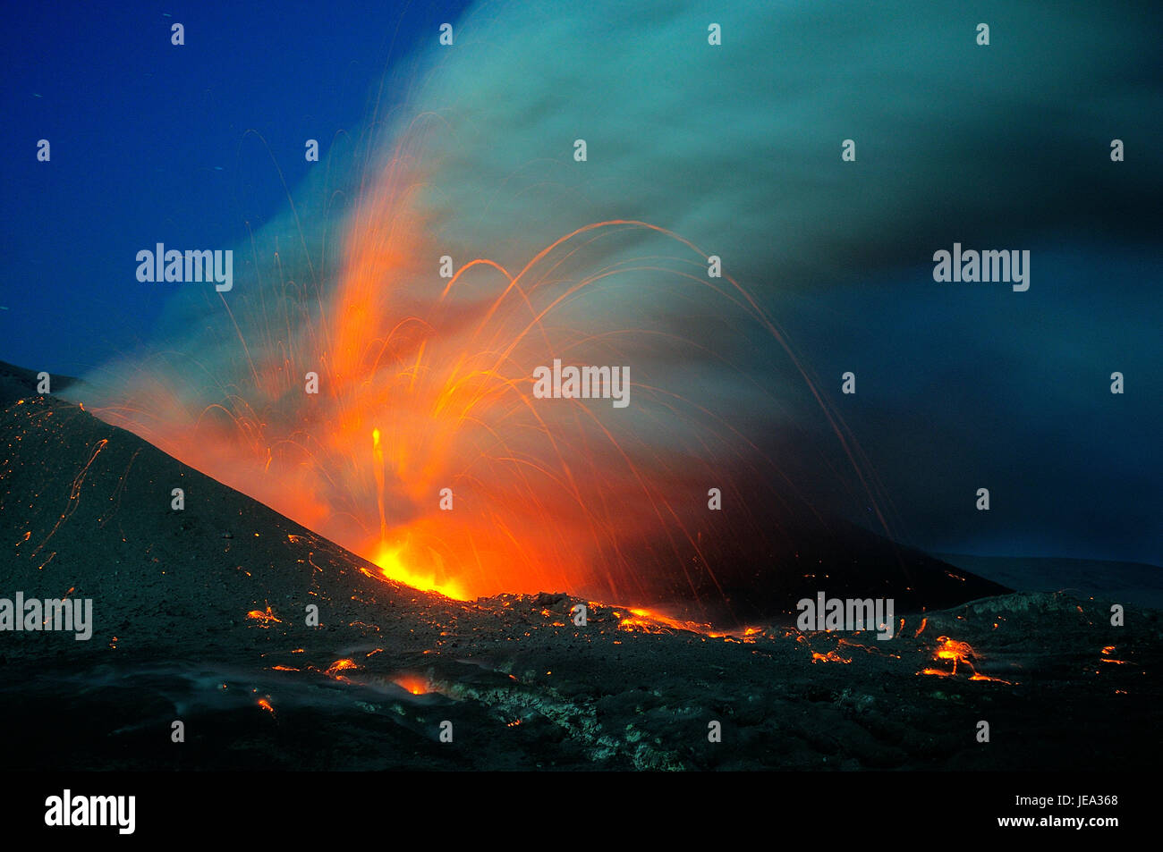 Erupción Cordón Caulle, 2011 en Cile / Cordón Caulle in eruzione, Cile 2011. Fotografías del cratere en actividad. Foto Stock