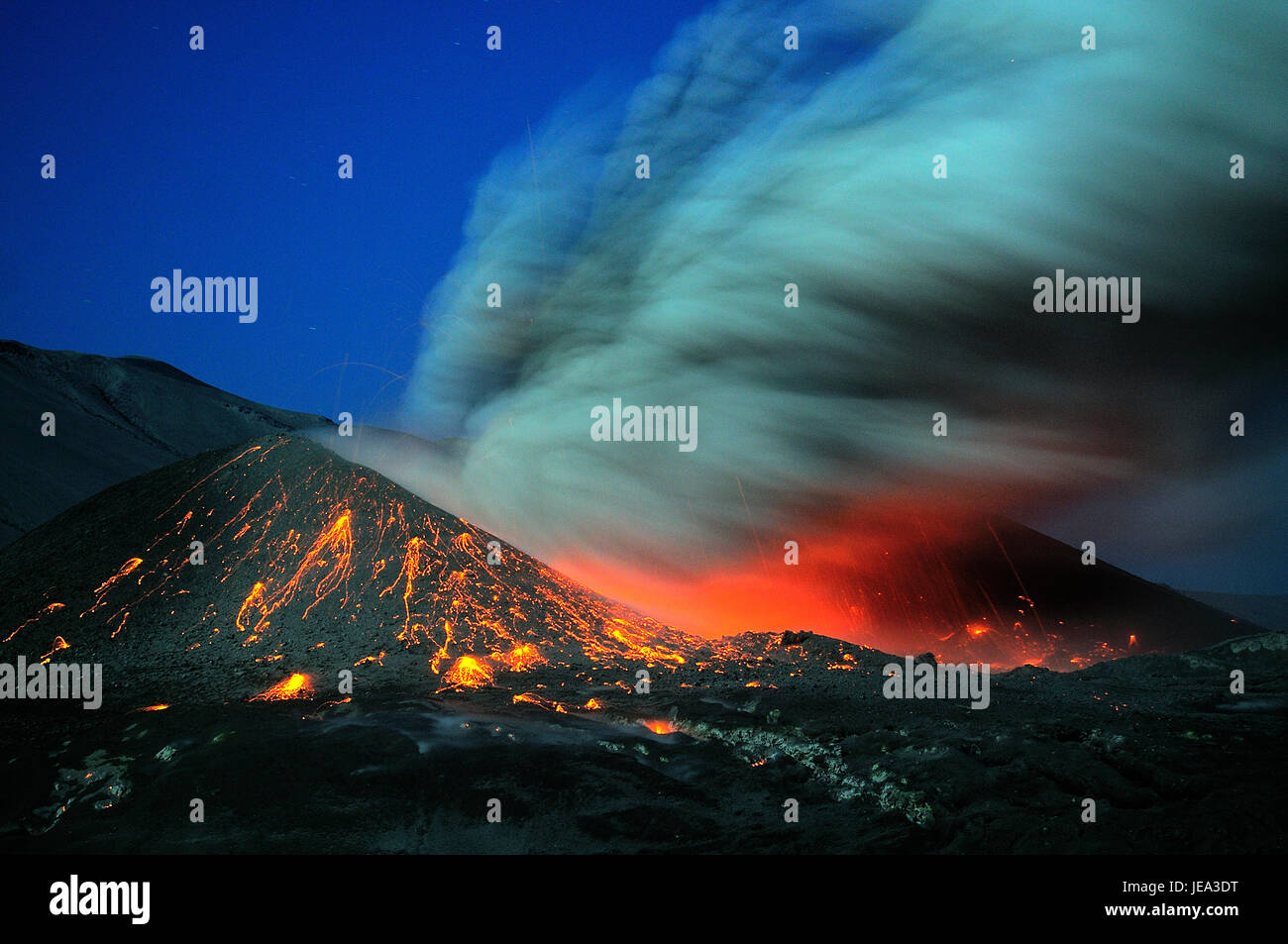 Erupción Cordón Caulle, 2011 en Cile / Cordón Caulle in eruzione, Cile 2011. Fotografías del cratere en actividad. Foto Stock