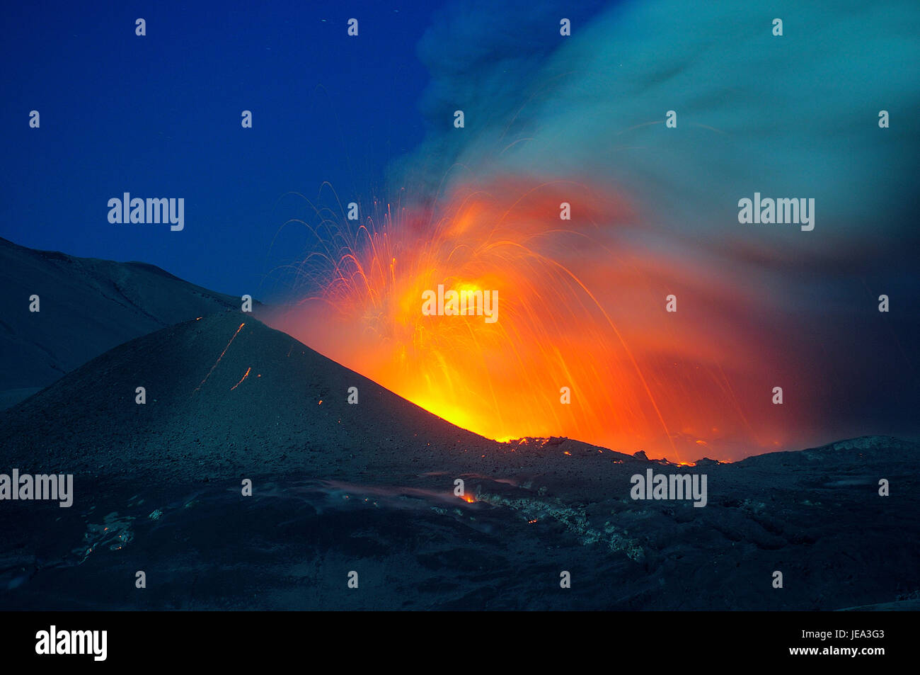 Erupción Cordón Caulle, 2011 en Cile / Cordón Caulle in eruzione, Cile 2011. Fotografías del cratere en actividad. Foto Stock