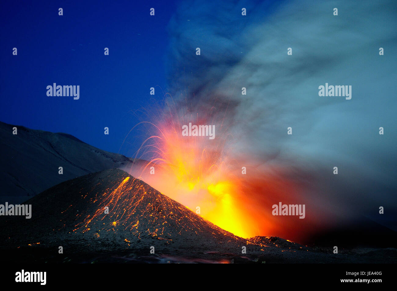 Erupción Cordón Caulle, 2011 en Cile / Cordón Caulle in eruzione, Cile 2011. Fotografías del cratere en actividad. Foto Stock