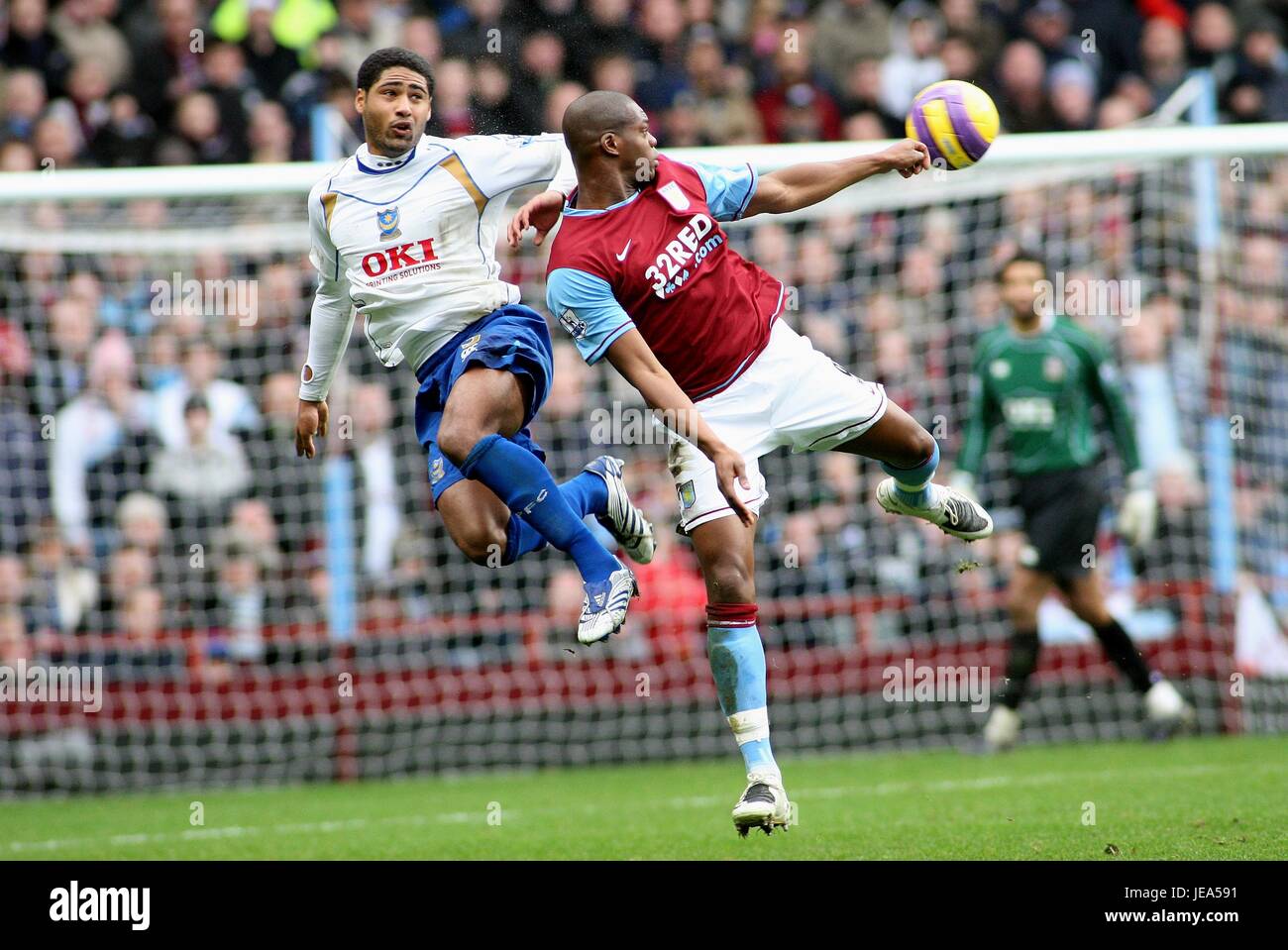 GLEN JOHNSON & MARLON HAREWOOD ASTON VILLA V PORTSMOUTH VILLA PARK Birmingham Inghilterra 08 Dicembre 2007 Foto Stock