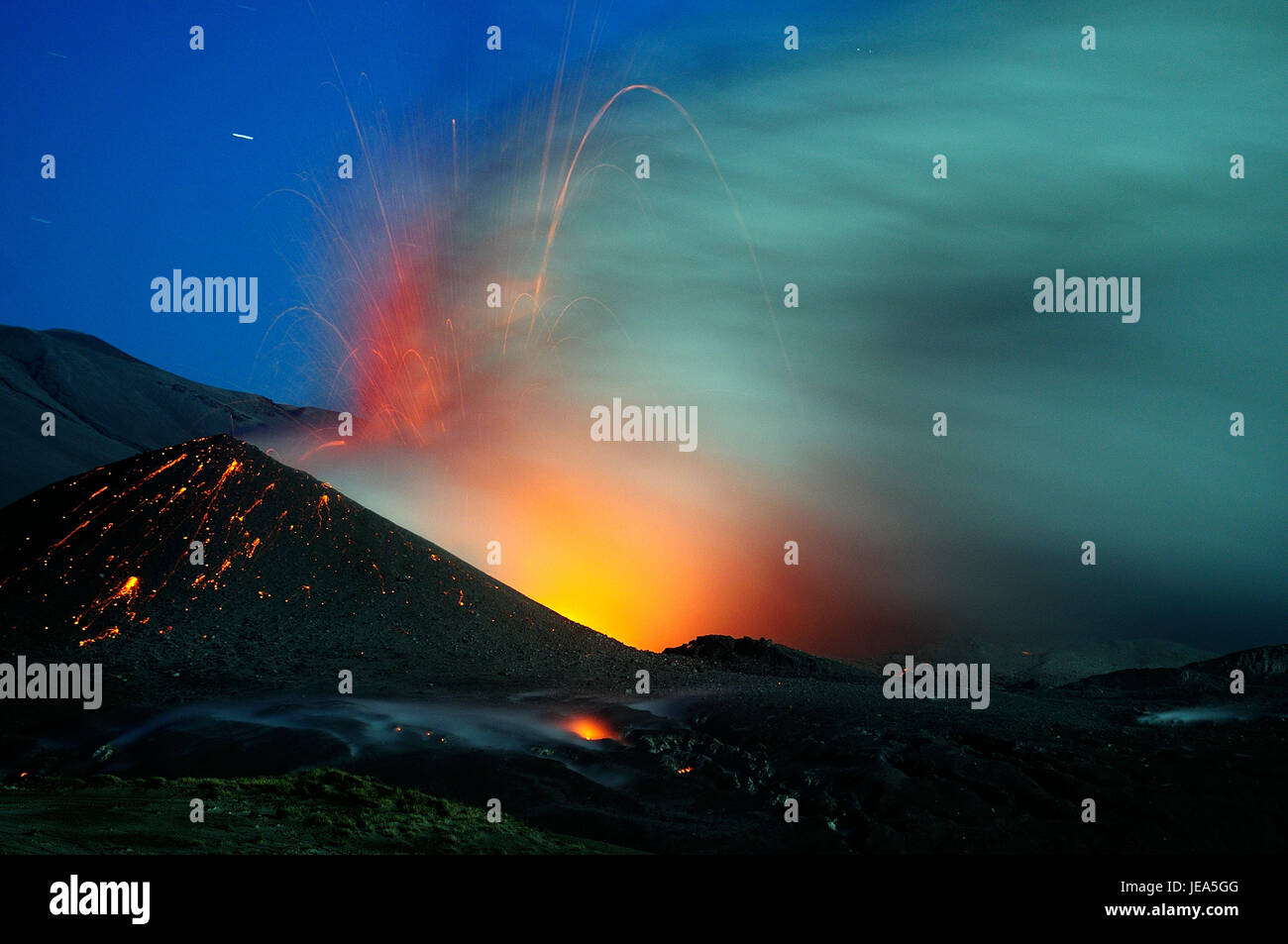 Erupción Cordón Caulle, 2011 en Cile / Cordón Caulle in eruzione, Cile 2011. Fotografías del cratere en actividad. Foto Stock