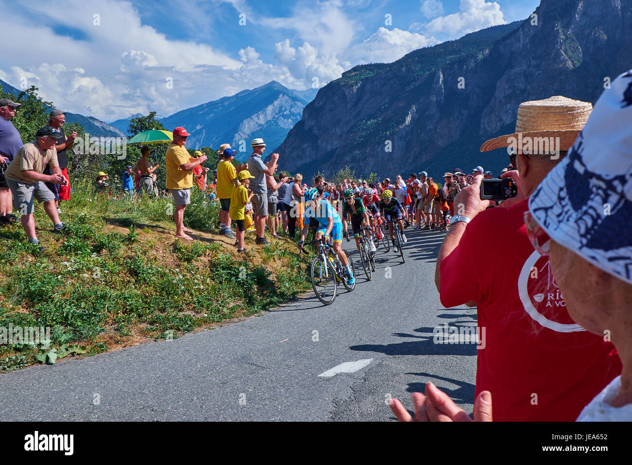 MONTVERNIER, Francia - Luglio 23, 2015: pilota danese Jakob Fuglsang leader di un piccolo gruppo di piloti attraverso un tornante su strade di montagna che conduce Foto Stock