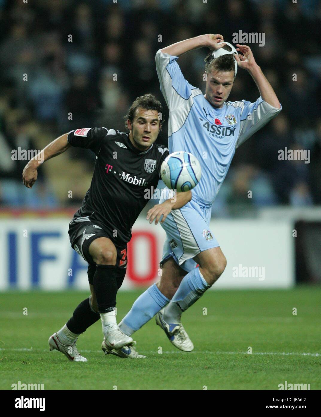 KOREN E HUGHES (rimozione MAS COVENTRY V WBA RICOH STADIUM COVENTRY GRAN BRETAGNA 12 Novembre 2007 Foto Stock