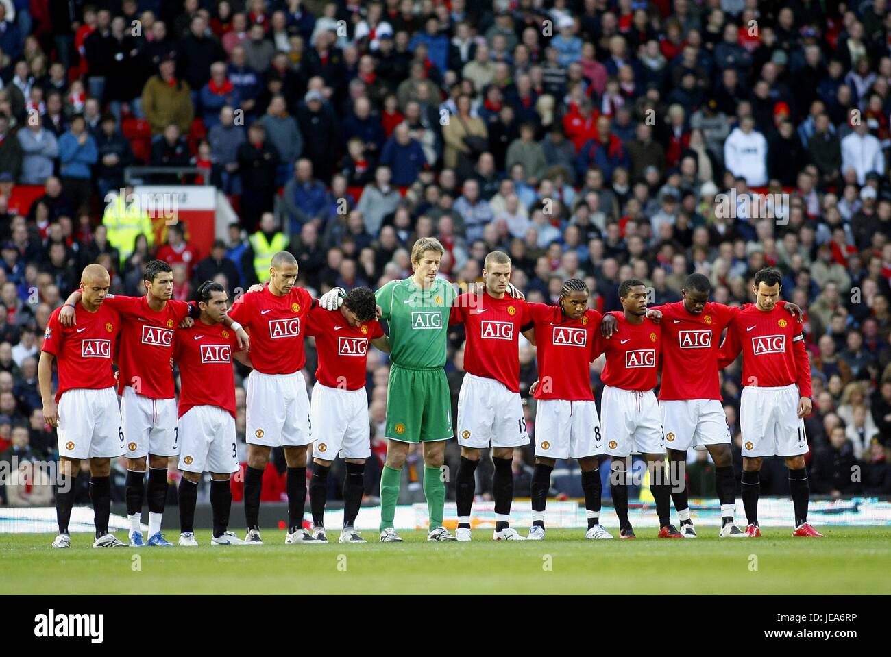 I GIOCATORI DURANTE I minuti di silenzio MANCHESTER UNITED V BLACKBURN OLD TRAFFORD Manchester Inghilterra 11 Novembre 2007 Foto Stock