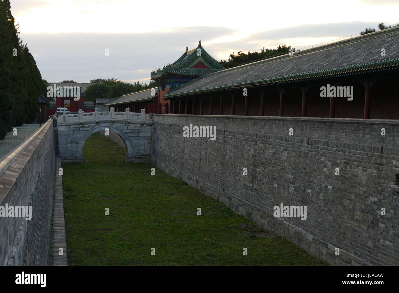Questa fotografia del 29 settembre 2014 mostra il Palazzo del Fasting nel Parco del Tempio del Paradiso a Pechino. Il Fasting Palace è stato storicamente utilizzato dagli imperatori cinesi per preparare la cerimonia di culto del cielo, un rituale critico nell'antica cultura cinese. Foto Stock