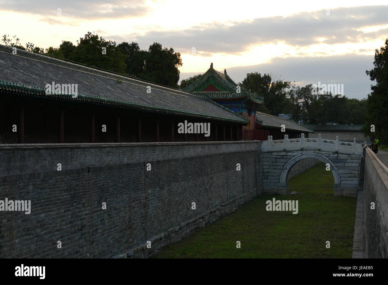 Il Fasting Palace, situato all'interno del Parco del Tempio del Paradiso a Pechino, in Cina, è un'importante struttura storica utilizzata durante le dinastie Ming e Qing. Serviva come sito per gli imperatori per eseguire rituali di digiuno prima della cerimonia annuale di culto del cielo. Foto Stock