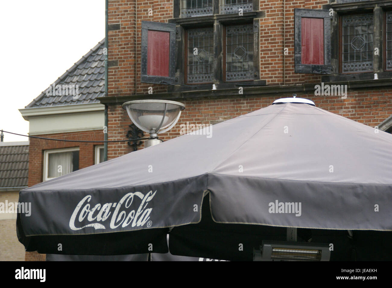 Una fotografia dell'edificio della Coca-Cola (Waaggebouw) a Nijmegen, Paesi Bassi, che mostra la sua architettura e il suo design moderni. Foto Stock