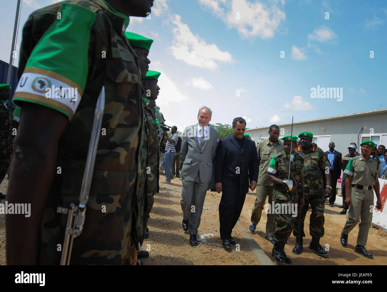 L'immagine cattura l'arrivo dell'USG Kay presso la sede dell'UNSOM il 3 giugno 2013. L'evento segna un momento significativo nella missione di assistenza delle Nazioni Unite in Somalia (UNSOM), in quanto funzionari e diplomatici si impegnano in discussioni relative al mantenimento della pace e agli sforzi internazionali nella regione. Foto Stock
