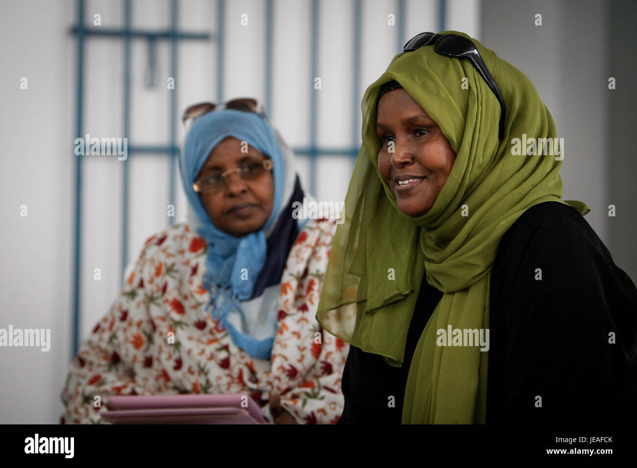 Questa immagine mostra l'SRSG Kay che interagisce con le donne somale durante una visita nella regione, sottolineando l'emancipazione e il sostegno ai diritti delle donne in Somalia come parte degli sforzi di pacificazione. Foto Stock