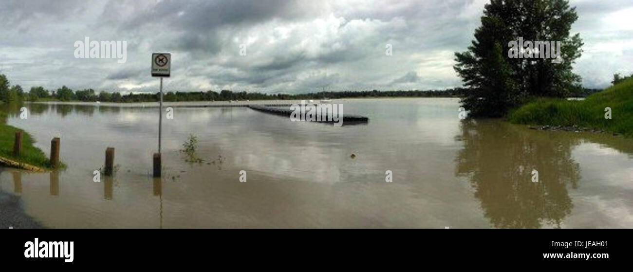 Una fotografia del Glenmore Reservoir, scattata nel 2013, raffigurante l'evento di inondazione e il suo impatto sull'area circostante. Foto Stock