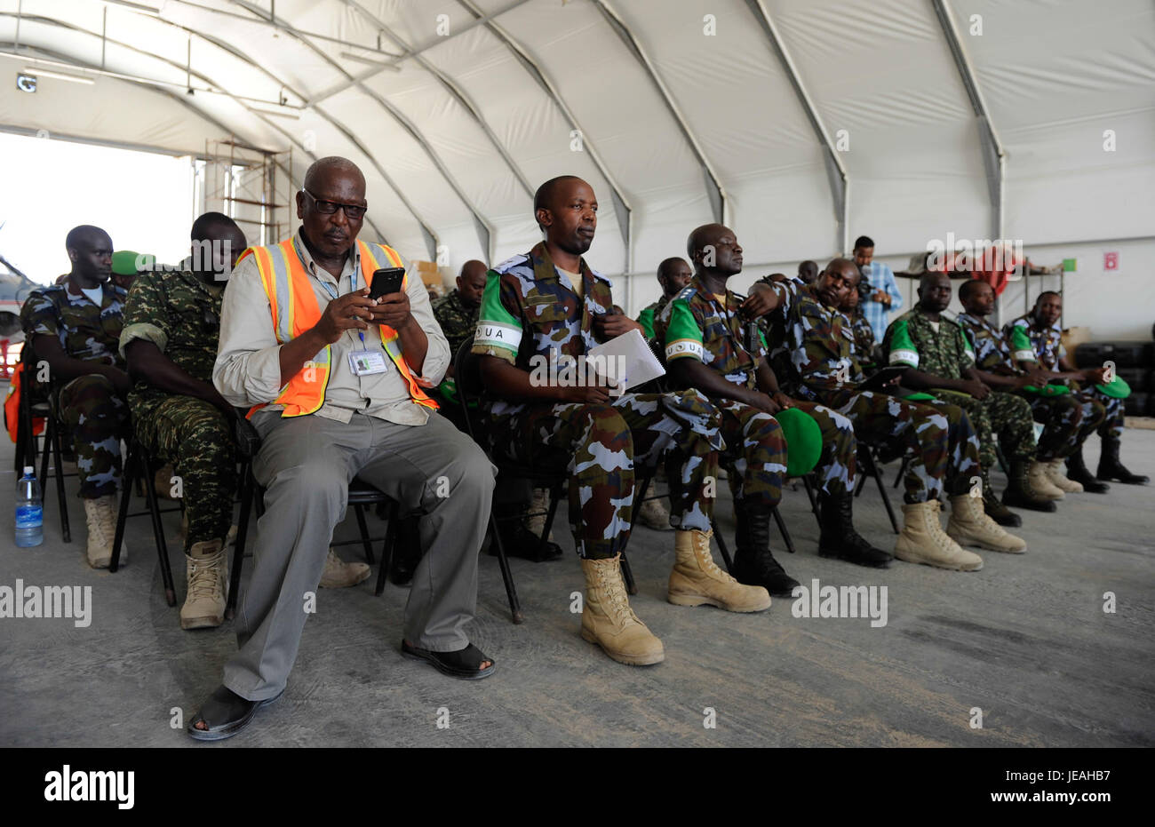 L'immagine cattura la cerimonia di rotazione dell'aviazione civile UPDF, mostrando il personale che partecipa al processo di consegna. L'evento sottolinea l'importanza della rotazione dell'aviazione all'interno della forza di difesa popolare ugandese (UPDF), sottolineando la preparazione all'addestramento e all'operatività. Foto Stock