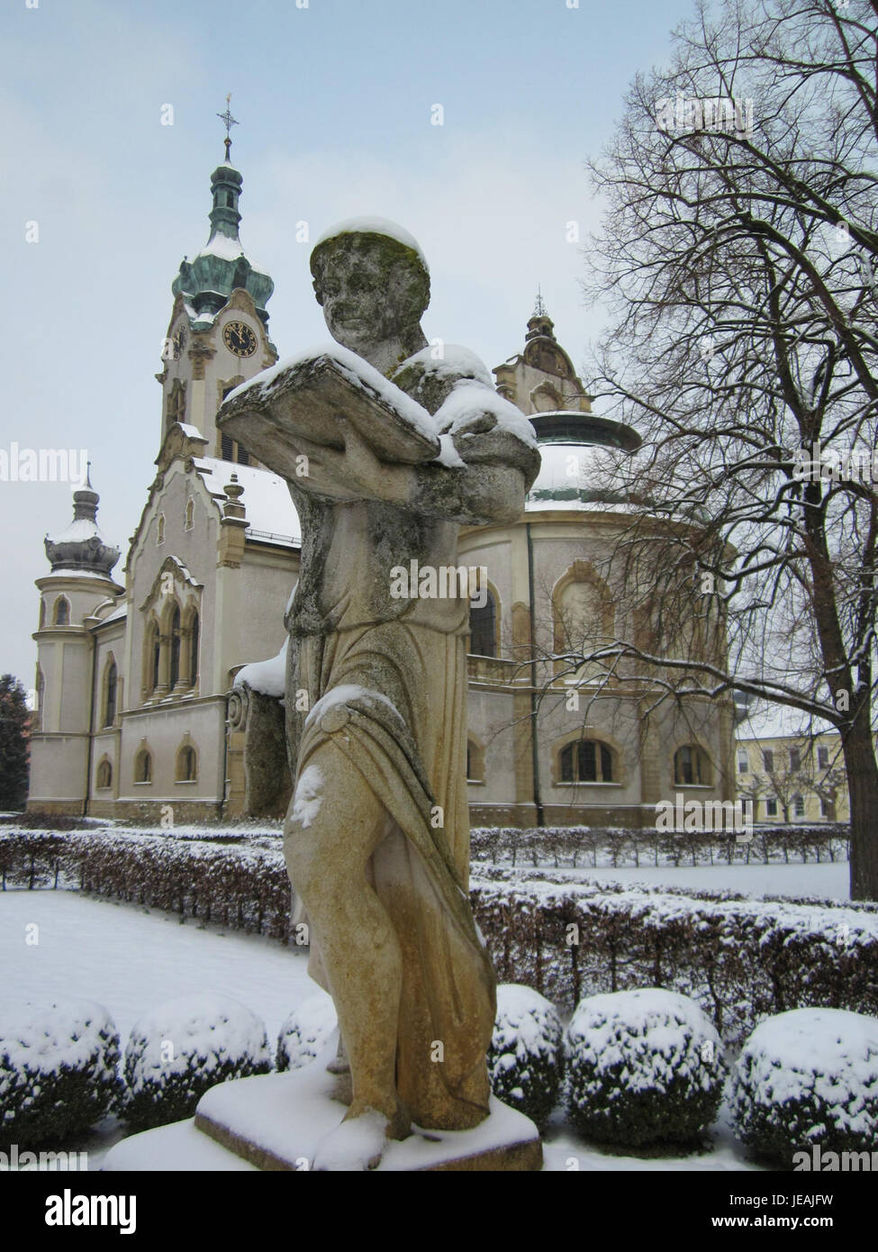 L'immagine raffigura la Evangelische Kirche, o Chiesa protestante, a Hockenheim, in Germania. L'edificio della chiesa è un importante punto di riferimento religioso e storico della città, noto per la sua architettura e il ruolo nella vita spirituale della comunità. Foto Stock