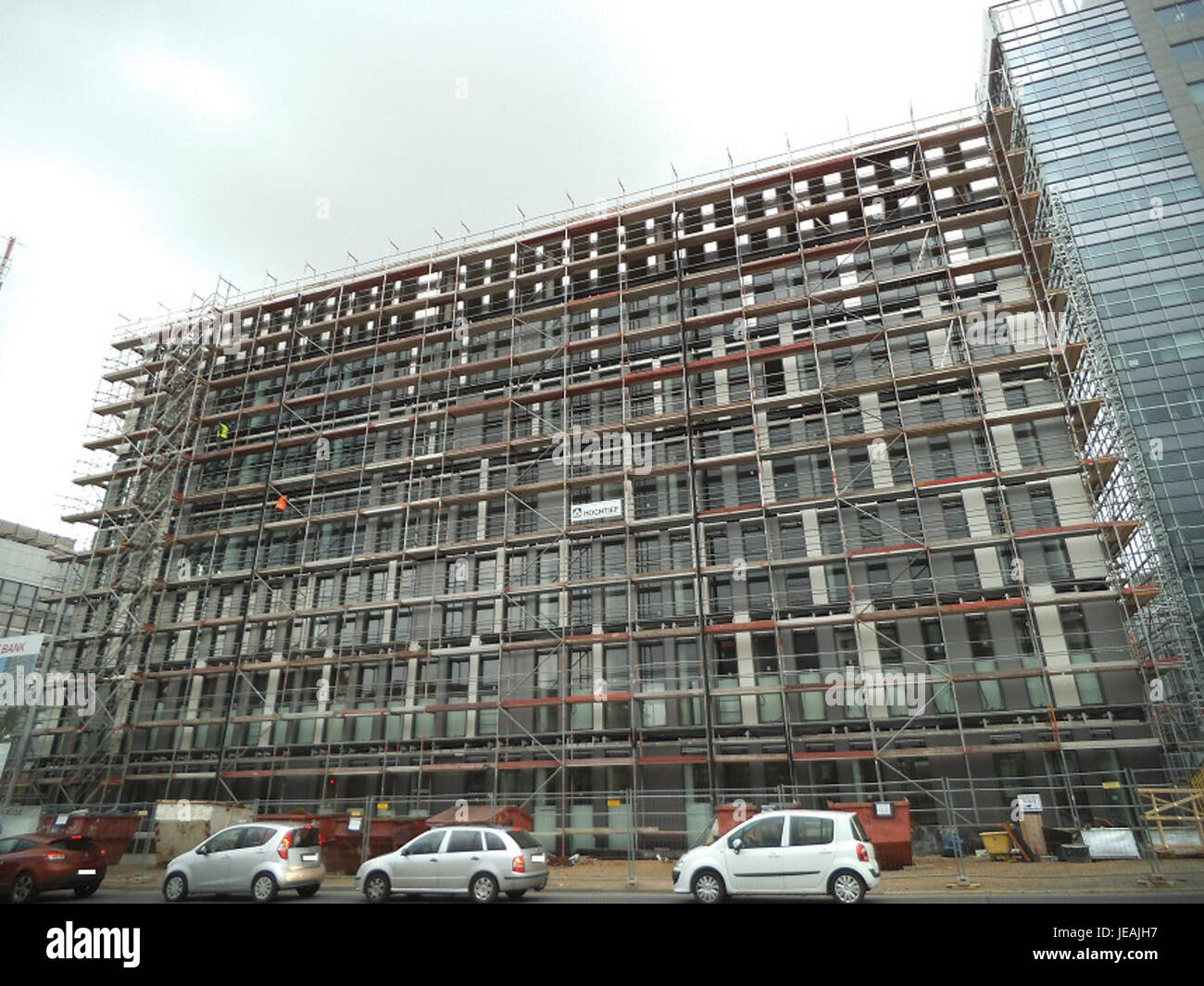 Il Targobankquartier di Duisburg è un moderno complesso di uffici situato nel centro della città. Conosciuto per la sua architettura contemporanea, l'edificio è sede di varie aziende e offre un ambiente urbano dinamico. Il design della struttura include grandi finestre in vetro e un esterno elegante e minimalista, contribuendo alla crescita dello skyline di Duisburg. Foto Stock