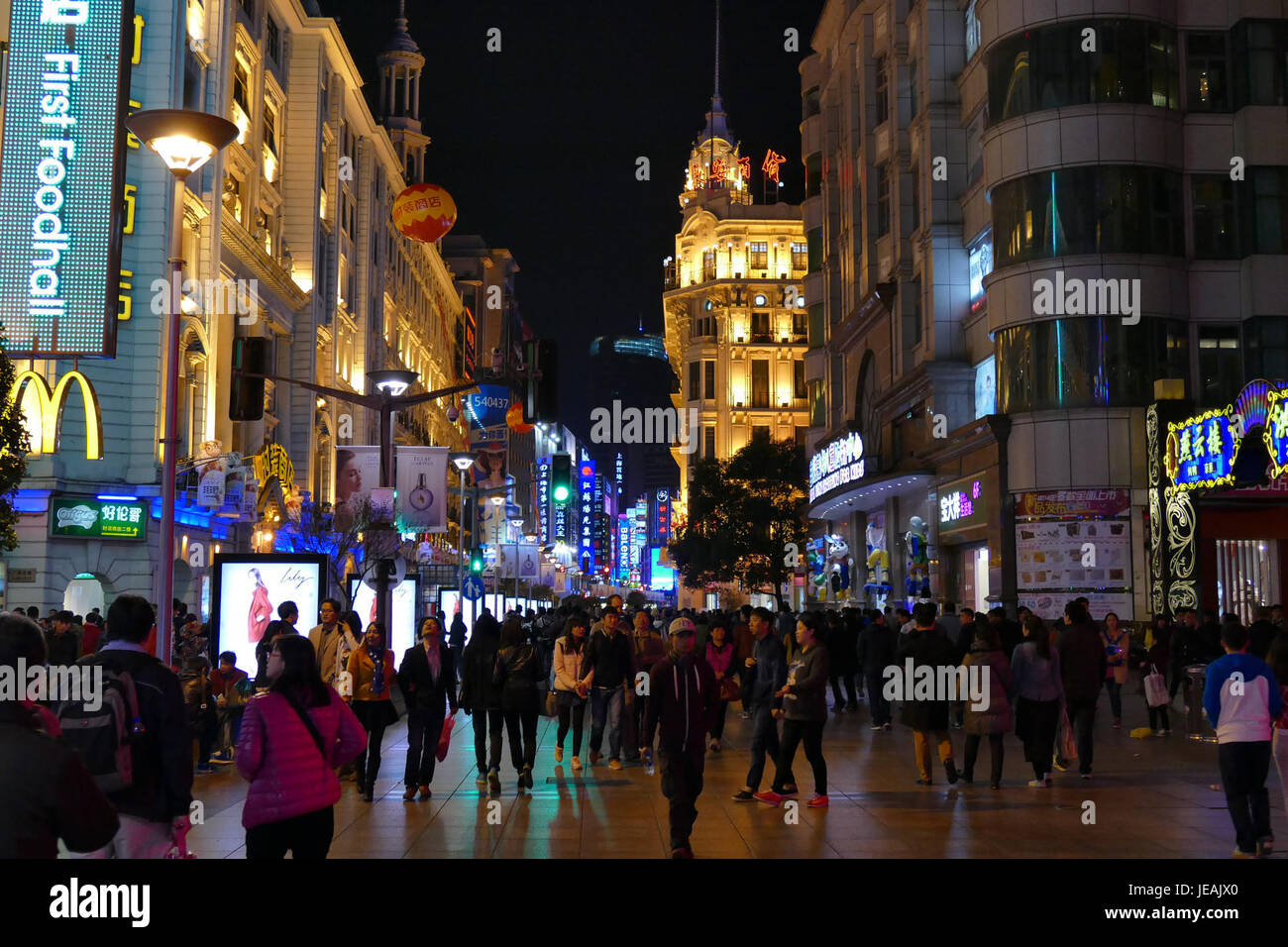 La zona pedonale di Nanjing Road a Shanghai è una delle più famose vie dello shopping della città. E' un importante centro commerciale, fiancheggiato da negozi, ristoranti e luoghi di intrattenimento, che offre un'esperienza urbana vivace. Foto Stock