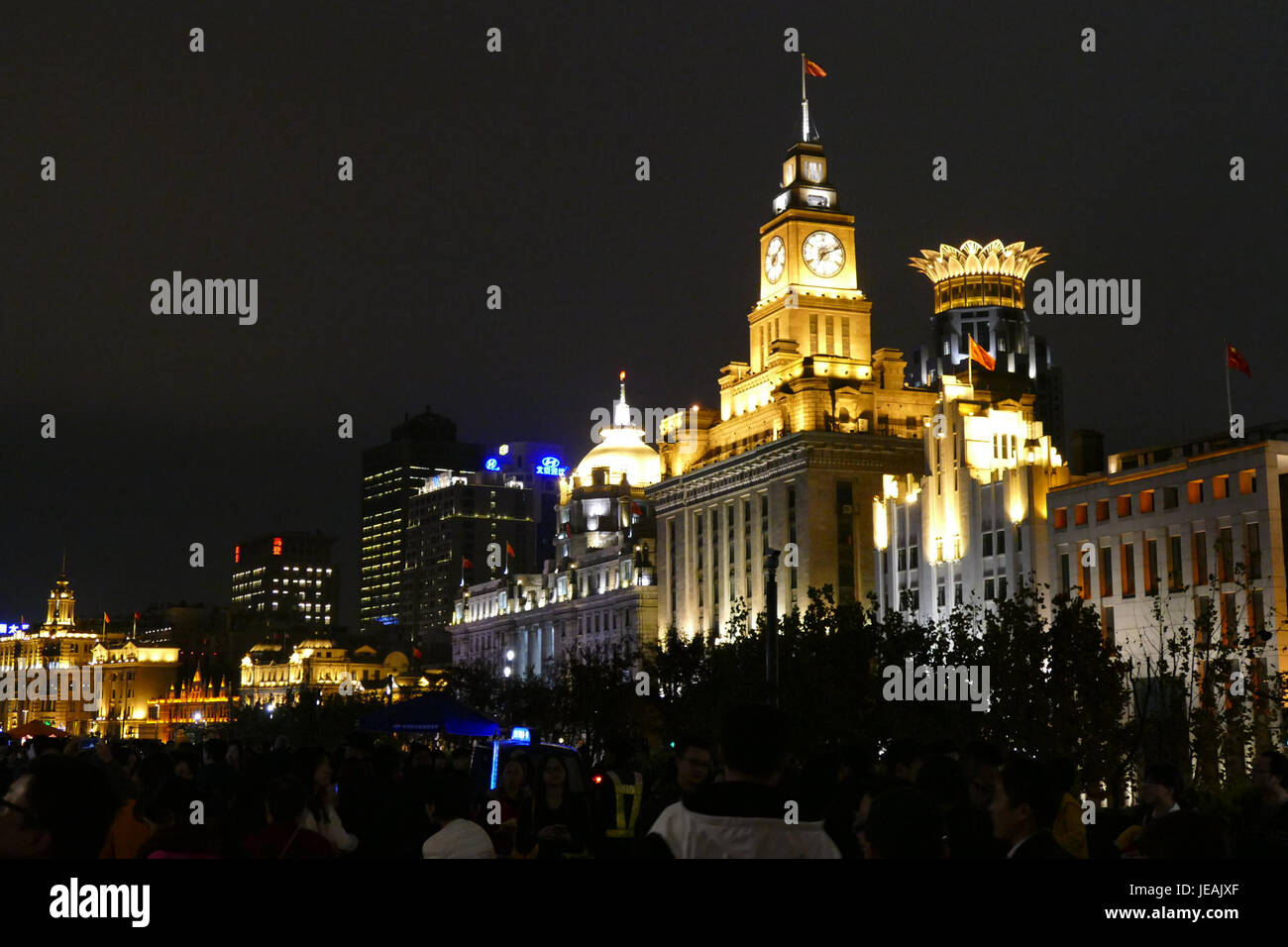 L'edificio HSBC e Customs House di Shanghai, visto durante la notte del 15 novembre 2014. Queste strutture iconiche si trovano lungo il Bund e mostrano la miscela di architettura storica e moderna della città. Foto Stock