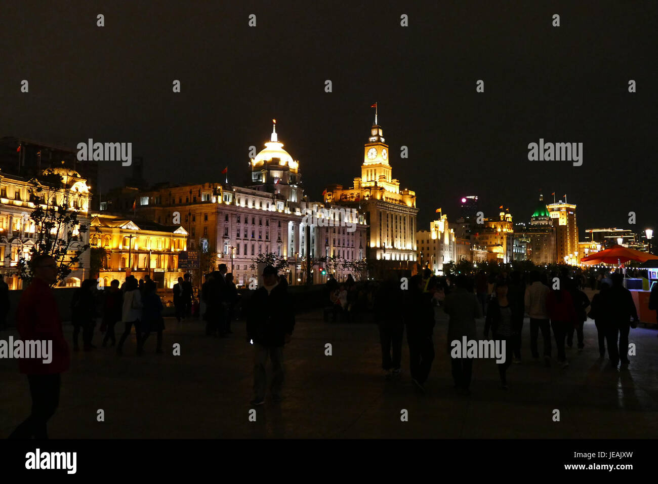 L'edificio HSBC e la Customs House sul Bund di Shanghai, illuminati di notte, mostrano l'iconico skyline della città. Quest'area è un punto di riferimento significativo, che riflette la storia coloniale e l'architettura moderna di Shanghai. Foto Stock