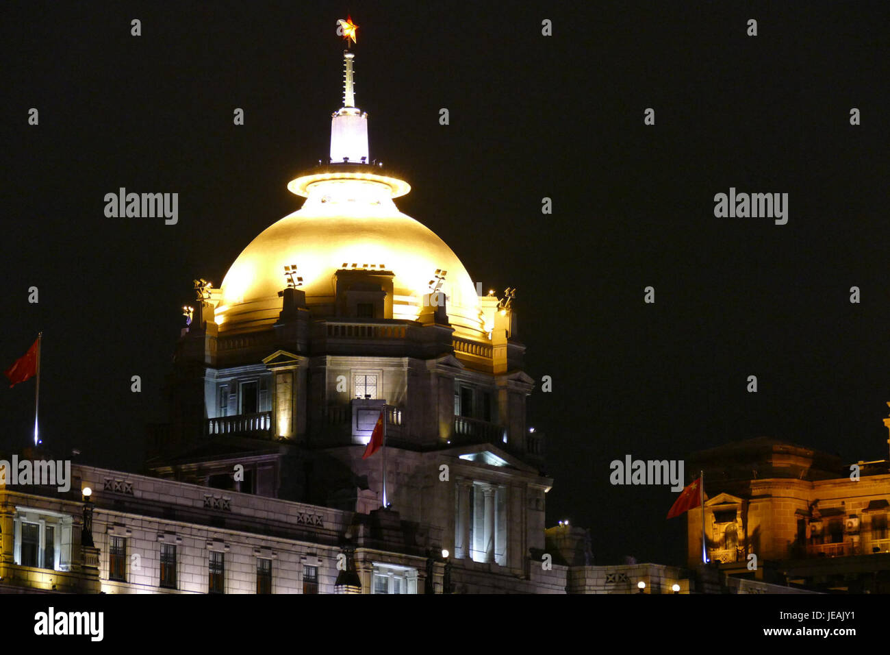 Questa foto mostra la cupola dell'edificio HSBC di notte, situata nel quartiere Bund di Shanghai. E' un importante punto di riferimento, che simboleggia lo skyline moderno e il settore finanziario di Shanghai. Foto Stock
