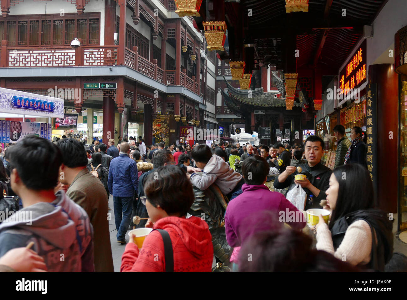 Lo Yuyuan Tourist Mart di Shanghai, fotografato il 16 novembre 2014. Questa popolare destinazione turistica si trova vicino al Giardino Yuyuan e offre una varietà di negozi, prodotti cinesi tradizionali e cucina locale. Foto Stock