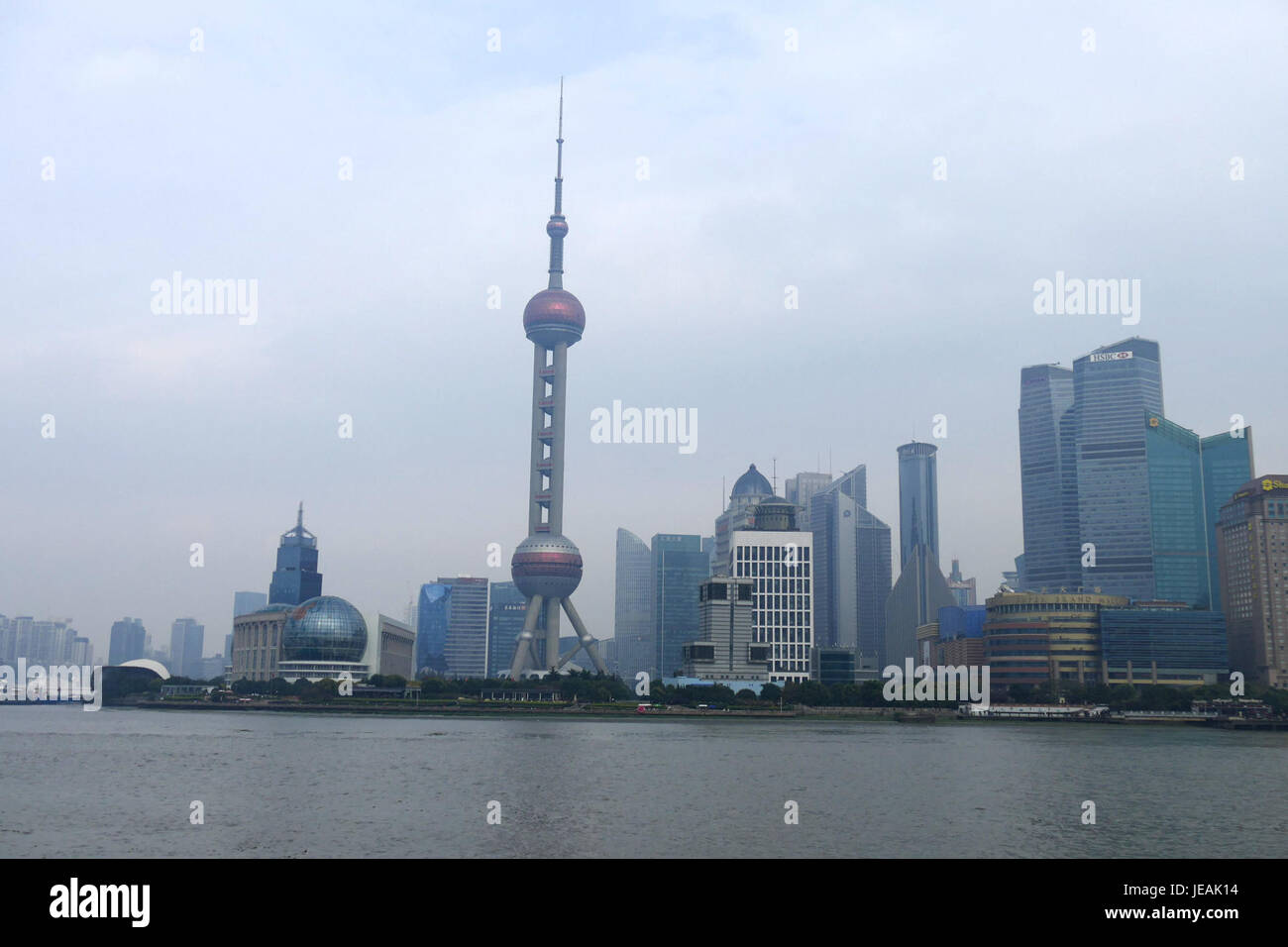 L'Oriental Pearl Tower di Shanghai e' un famoso punto di riferimento e torre televisiva. L'immagine è stata scattata il 16 novembre 2014, mostrando il design architettonico distintivo della torre e il suo ruolo nello skyline della città. Foto Stock
