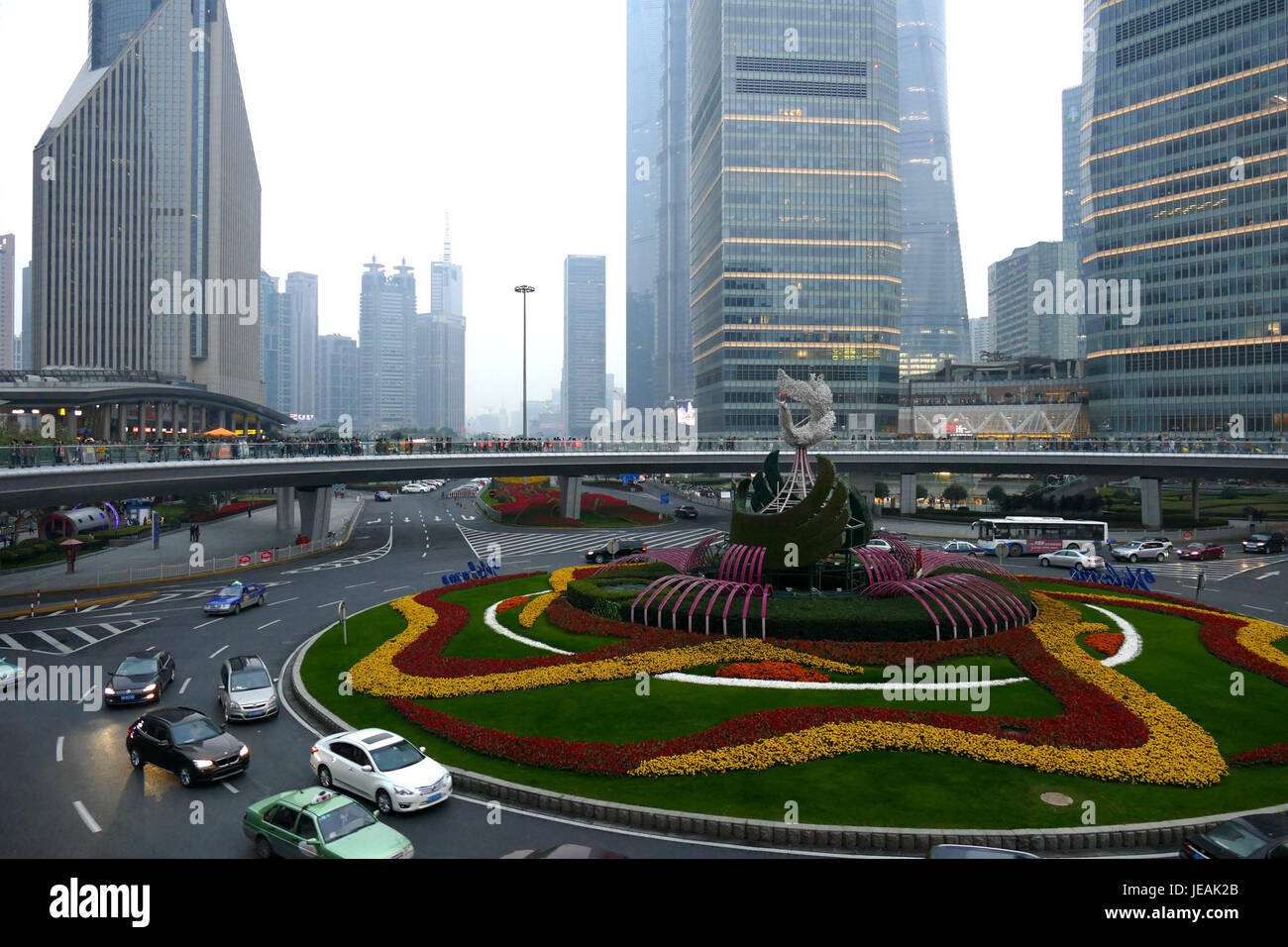 L'intersezione di Lujiazui a Shanghai è un importante quartiere finanziario della città, caratterizzato da un mix di moderni grattacieli ed importanti edifici commerciali. L'area funge da centro finanziario di Shanghai e svolge un ruolo significativo nell'economia globale. Foto Stock