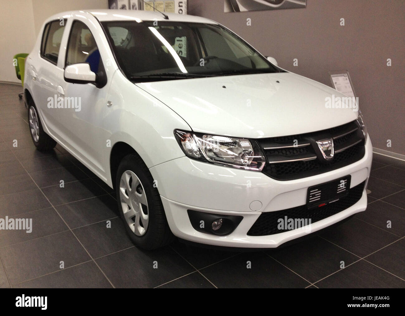 La Dacia Sandero II del 2013 è un'auto compatta progettata per offrire praticità e convenienza. È caratterizzato da un design funzionale e snello, che offre un uso efficiente dello spazio per passeggeri e merci. Noto per le sue prestazioni economiche, è popolare nei mercati europei come opzione a basso costo. Foto Stock