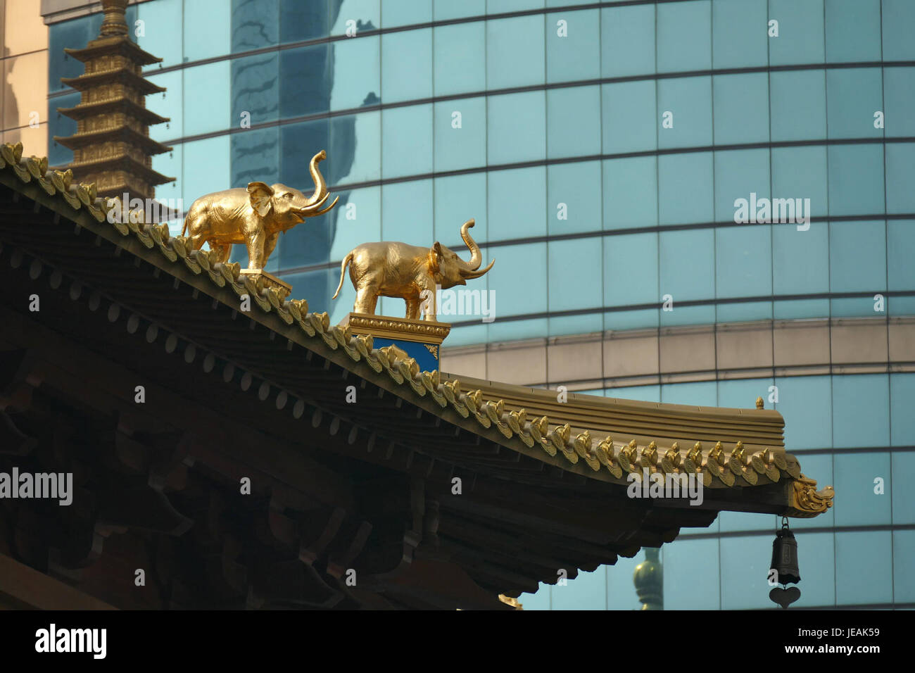 2014.11.17.120859 ornamenti di elefante tempio di Jing'an Shanghai Foto Stock