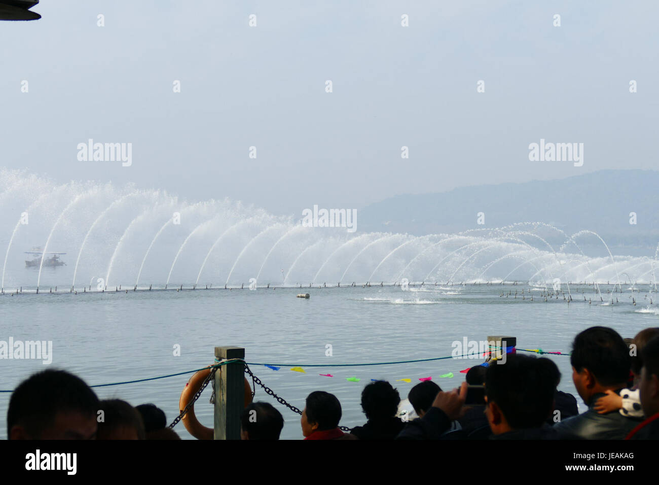 Lo spettacolo delle fontane musicali allo Xihu di Hangzhou è un evento popolare che presenta acqua sincronizzata, luci e musica. Queste prestazioni mettono in risalto la combinazione di natura e tecnologia in uno schermo straordinario. Foto Stock