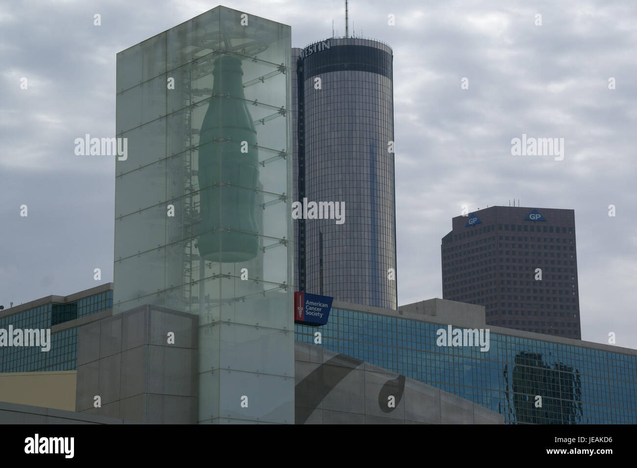 Questa fotografia mostra il mondo della Coca-Cola ad Atlanta, Georgia, un museo popolare e centro visitatori dedicato alla storia e all'impatto culturale del marchio Coca-Cola, con mostre interattive e cimeli. Foto Stock