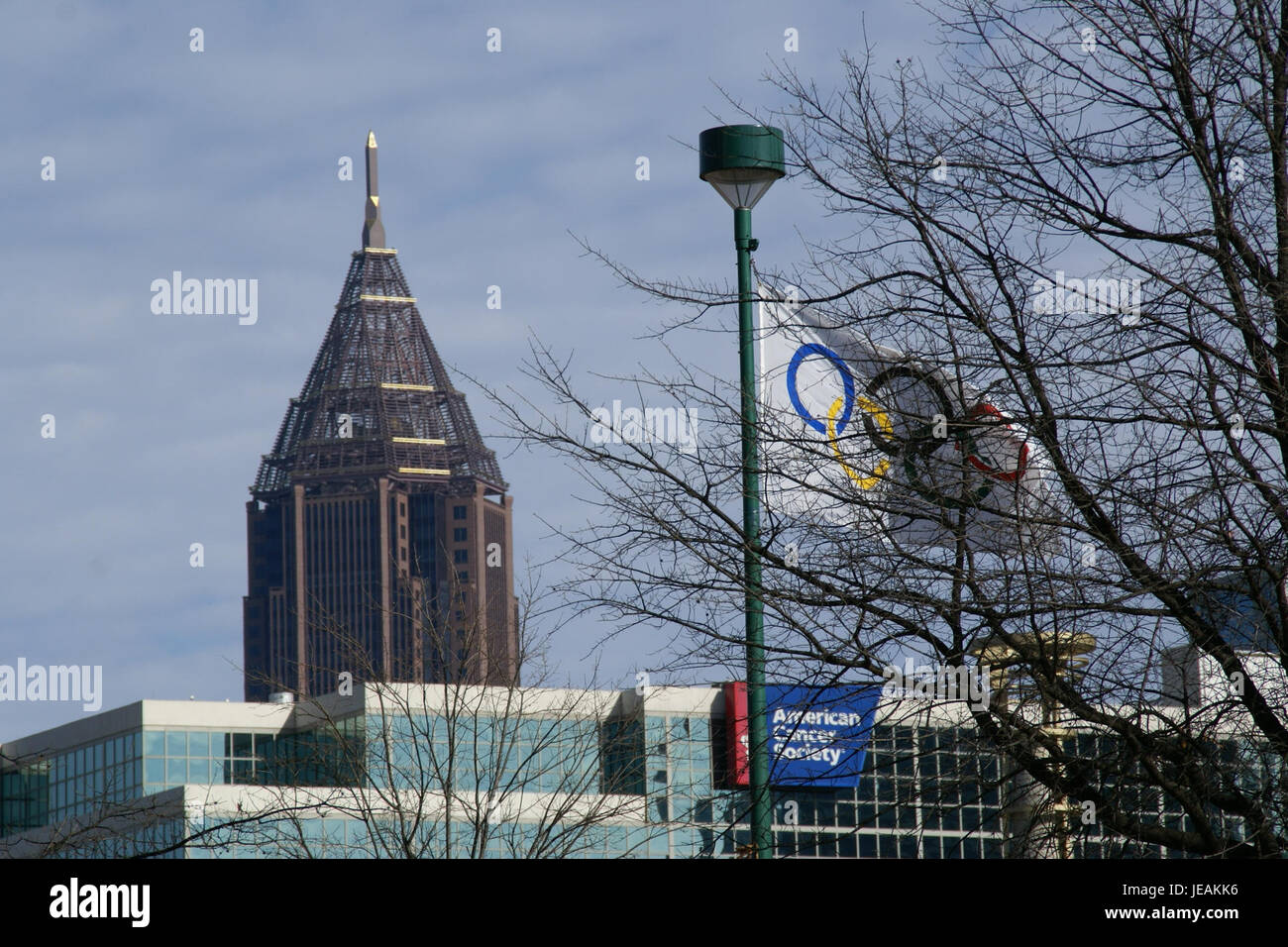 La Bank of America Plaza è un grattacielo situato nel centro di Atlanta, Georgia. Completato nel 1992, è l'edificio più alto della Georgia e funge da parte chiave dello skyline della città. Foto Stock