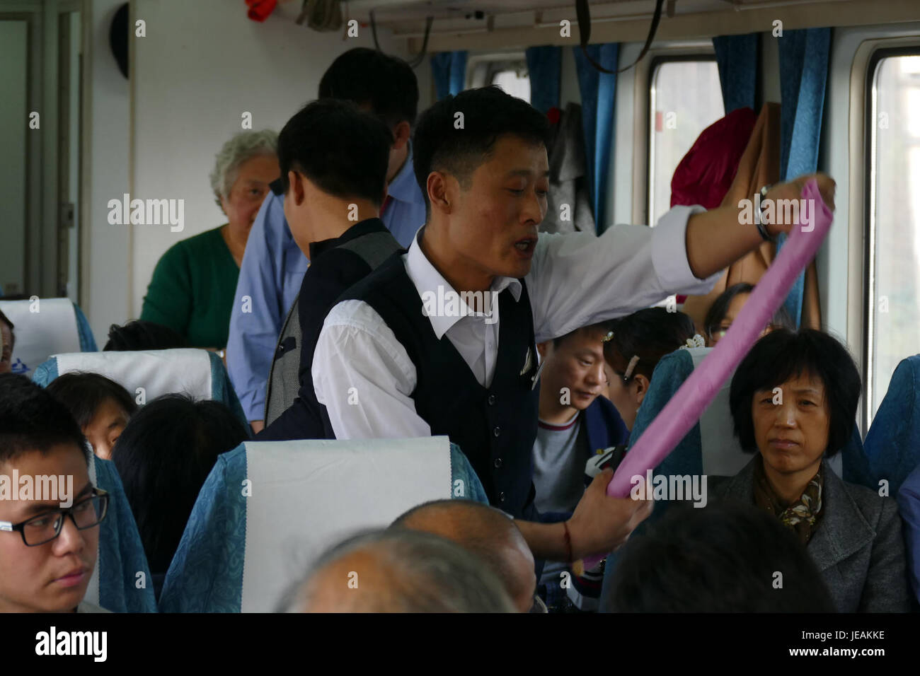 Questa immagine mostra un treno di fornitori che opera tra Hangzhou e Shanghai, Cina. Cattura la dinamica del commercio ferroviario cinese, riflettendo il ruolo dei venditori nel sistema di trasporto. Foto Stock