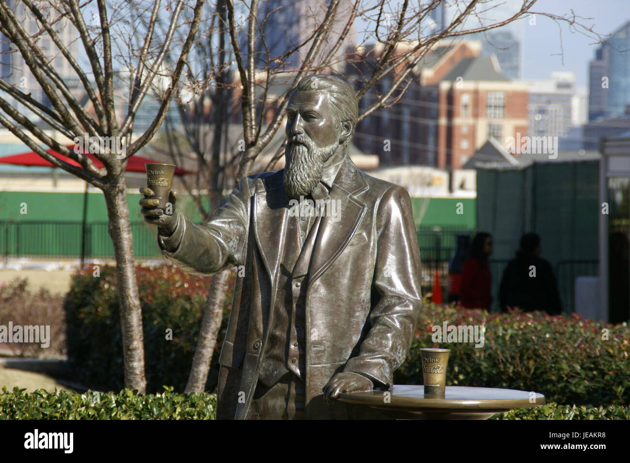 La statua di John Pemberton, l'inventore della Coca-Cola, si trova al World of Coca-Cola di Atlanta, Georgia. Questo tributo onora la sua creazione della famosa bevanda, un momento chiave nella storia americana. Foto Stock