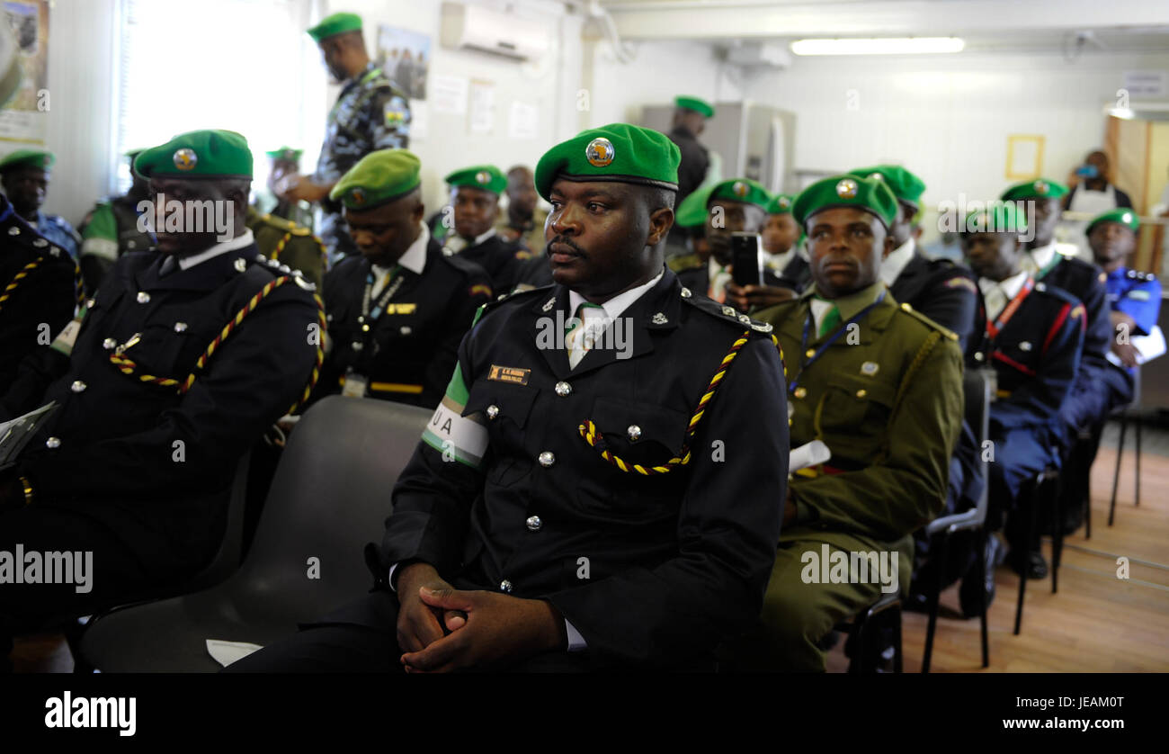 Questa immagine raffigura la cerimonia di premiazione della Medaglia del Kenya tenutasi il 12 dicembre 2014. La cerimonia onora i singoli individui per il loro contributo significativo allo sviluppo del Kenya, riconoscendo sia il servizio pubblico che i risultati ottenuti in vari settori. L'immagine presenta probabilmente presentazioni di medaglie ai destinatari in un ambiente formale con dignitari e funzionari presenti. Foto Stock