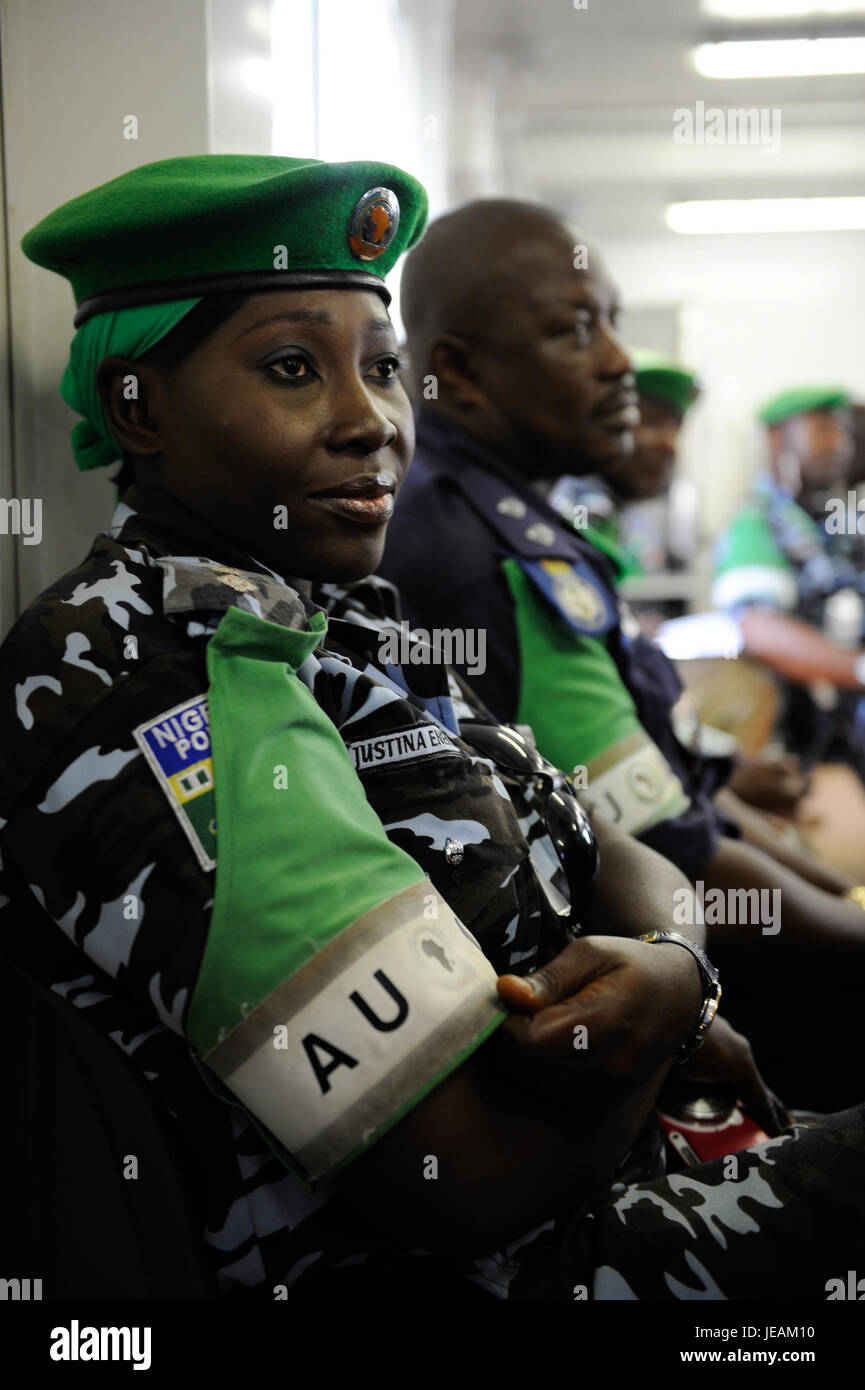 Questa immagine cattura una cerimonia di premiazione della medaglia in Kenya tenutasi il 12 dicembre 2014, che celebra i singoli individui per il loro contributo significativo alla nazione in vari campi come il servizio, lo sviluppo e la costruzione della pace. Foto Stock