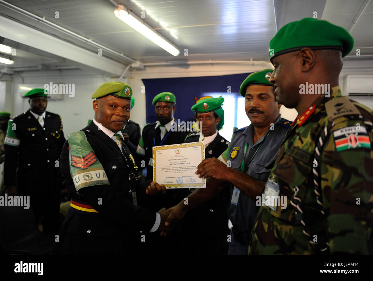 Questa immagine cattura la cerimonia di premiazione della Medaglia del Kenya tenutasi il 12 dicembre 2014. L'evento ha onorato le persone per il loro contributo al servizio e allo sviluppo nazionale, riconoscendo i loro risultati in vari campi. Foto Stock