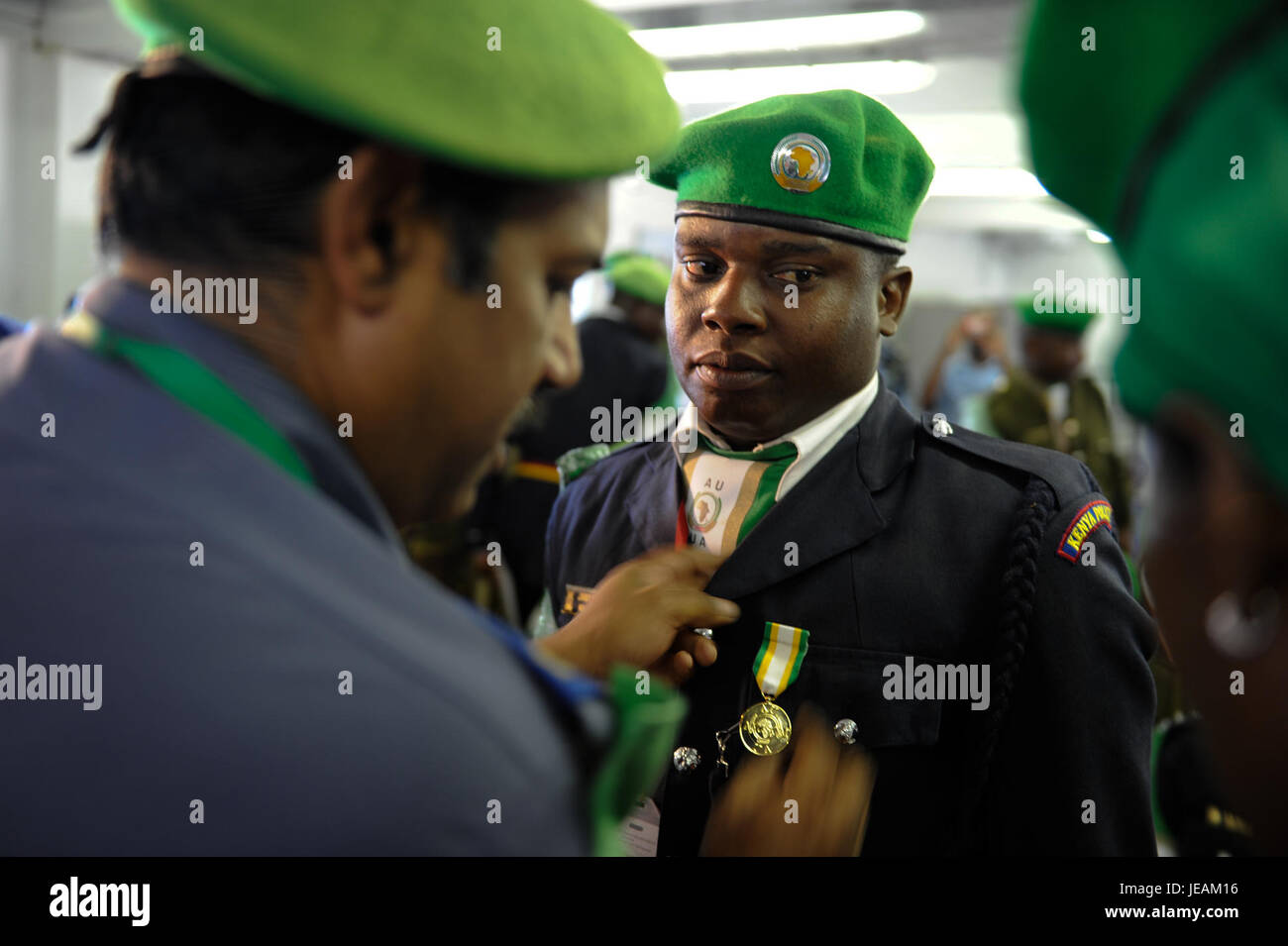 Questa immagine cattura un momento della cerimonia di premiazione della Medaglia del Kenya tenutasi il 12 dicembre 2014. La cerimonia ha riconosciuto gli individui per il loro contributo a vari settori in Kenya, celebrando i risultati nazionali. Foto Stock