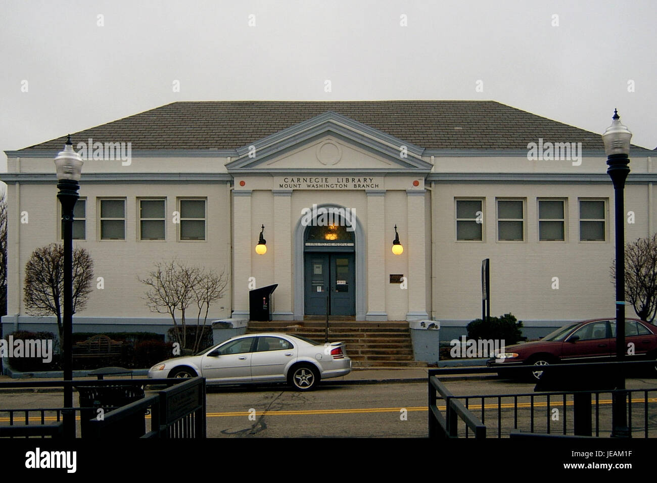 Questa immagine cattura il Monte Washington e la Carnegie Library, mostrando l'architettura iconica e lo sfondo panoramico della regione. Mount Washington è conosciuta per le sue vedute panoramiche di Pittsburgh, Pennsylvania. Foto Stock