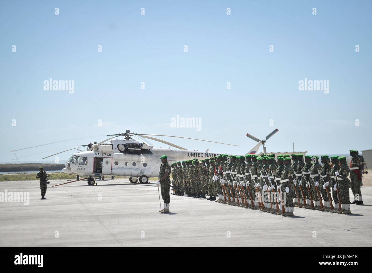 Una fotografia che cattura la cerimonia di partenza del personale FC nel dicembre 2014, segnando la fine della loro missione e l'inizio della fase di transizione. Foto Stock
