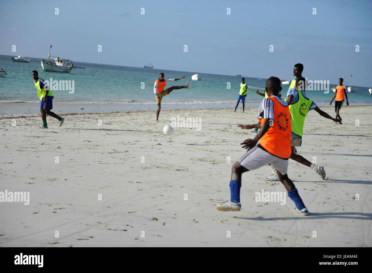 Una foto scattata il 19 dicembre 2014, che mostra i giocatori di calcio somali in azione. L'immagine cattura l'atletismo dei giocatori e la passione per il calcio in Somalia, evidenziando la crescente popolarità dello sport nella regione. Foto Stock