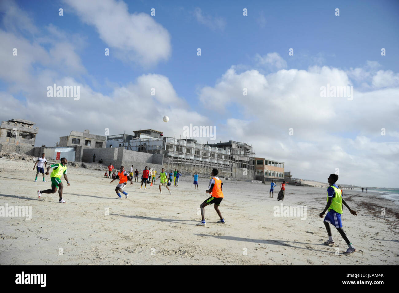 L'immagine cattura un momento da una partita di calcio somala, mostrando la popolarità e l'impegno di questo sport in Somalia. Probabilmente la scena include giocatori in azione sul campo, sottolineando la natura dinamica del calcio nella regione. Foto Stock