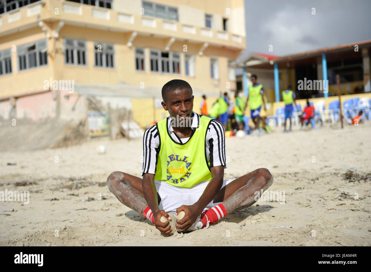 L'immagine cattura un momento da una partita di calcio somala, illustrando l'energia e la passione dei giocatori che competono nello sport, evidenziando l'importanza culturale del calcio in Somalia. Foto Stock